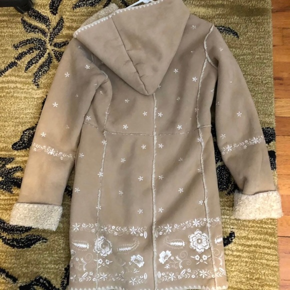 SOLD Vintage Embroidered Sherpa Coat - Picture 6 of 6